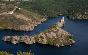 Château d'Éssalois and Chambles