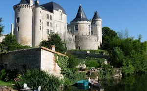 Château de Verteuil in a Loop
