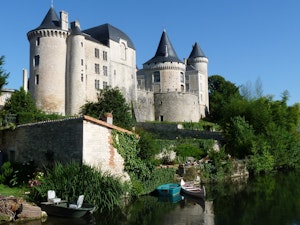 Château de Verteuil in a Loop