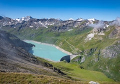 Lake and hut of Moiry