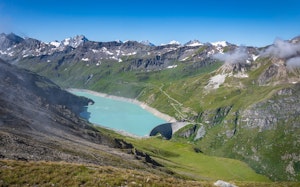 Lake and hut of Moiry