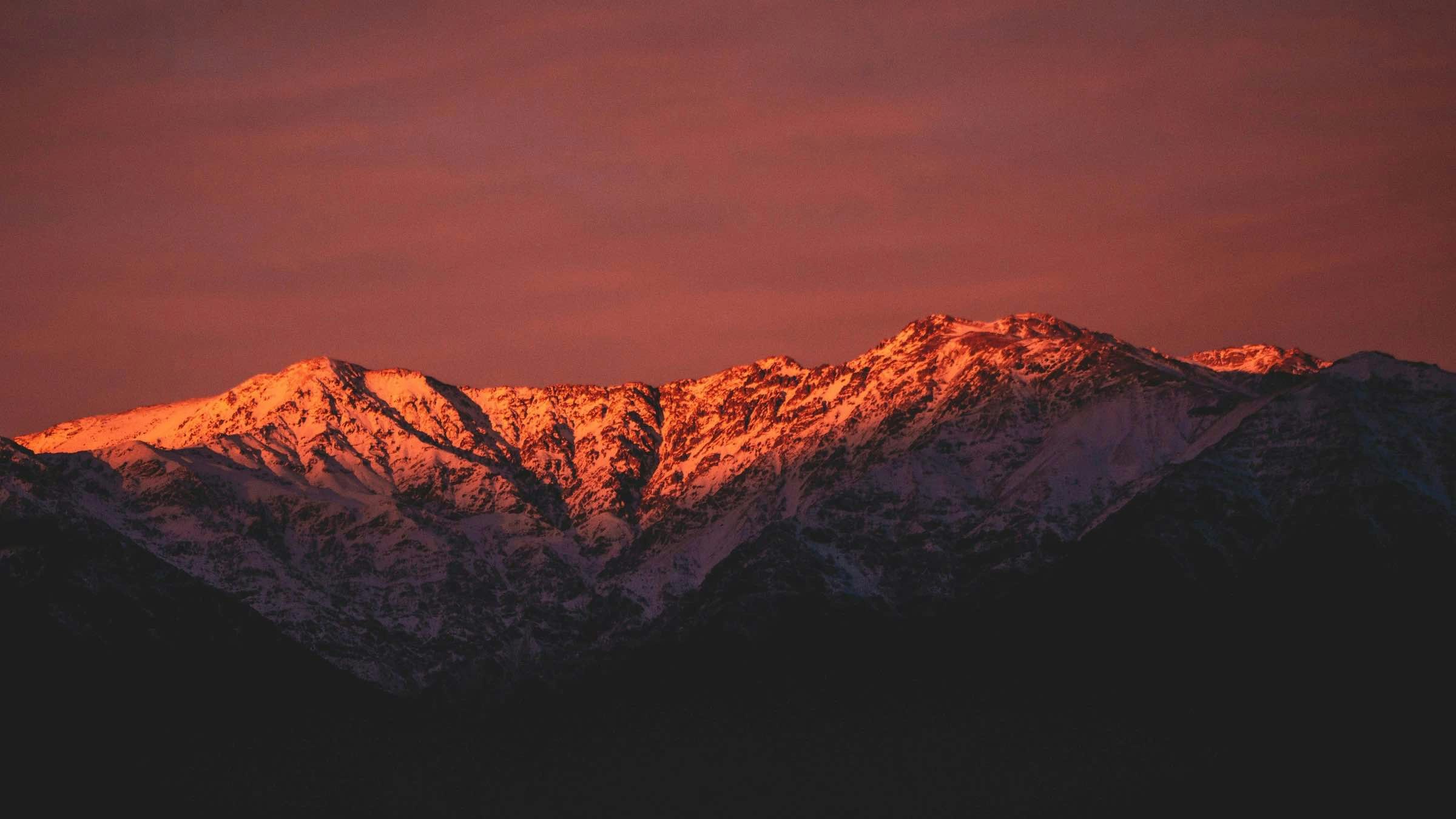 Montagnes au lever de soleil
