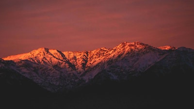 Montagnes au lever de soleil